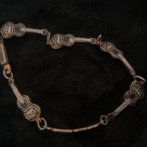 Sweet vintage guitar bracelet..goldtone with some enamel..in great condition..